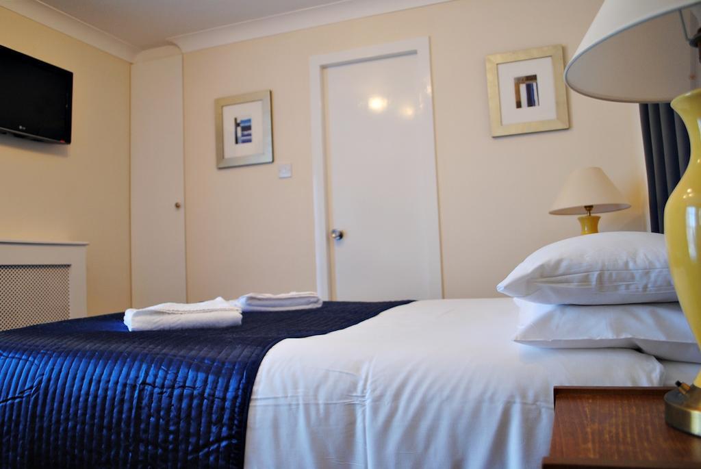 Ferry House Lodge Portsmouth Room photo